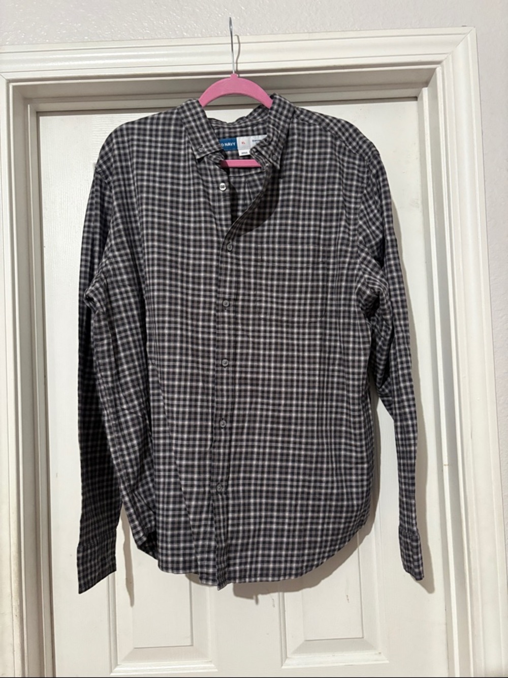 Old Navy Men's Gray Plaid Long-Sleeve Button-Down Shirt